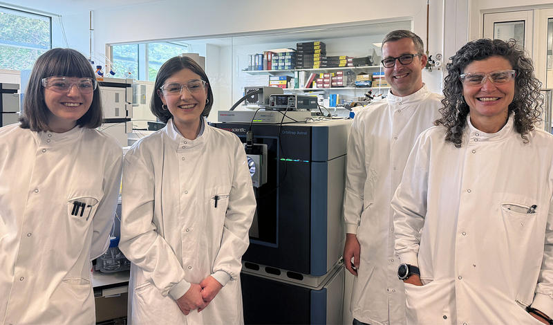 Authors of the study (left to right: Dr. Sarah Flannery, Alexandra Morton-Hayward, Prof. Roman Fischer, and Dr. Iolanda Vendrell) in the Mass Spectrometry Lab at the Centre for Medicines Discovery, Nuffield Department of Medicine, University of Oxford. (C